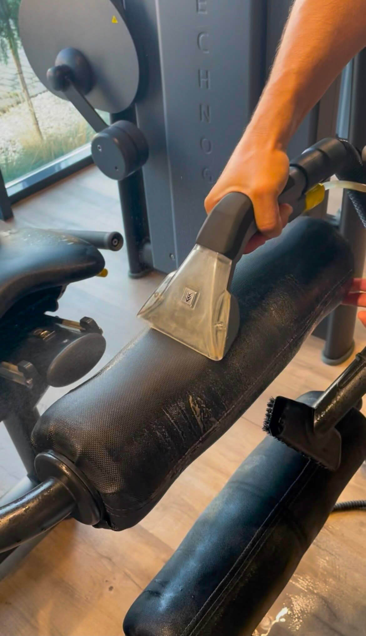 Curățarea materialelor textile din sala de sport