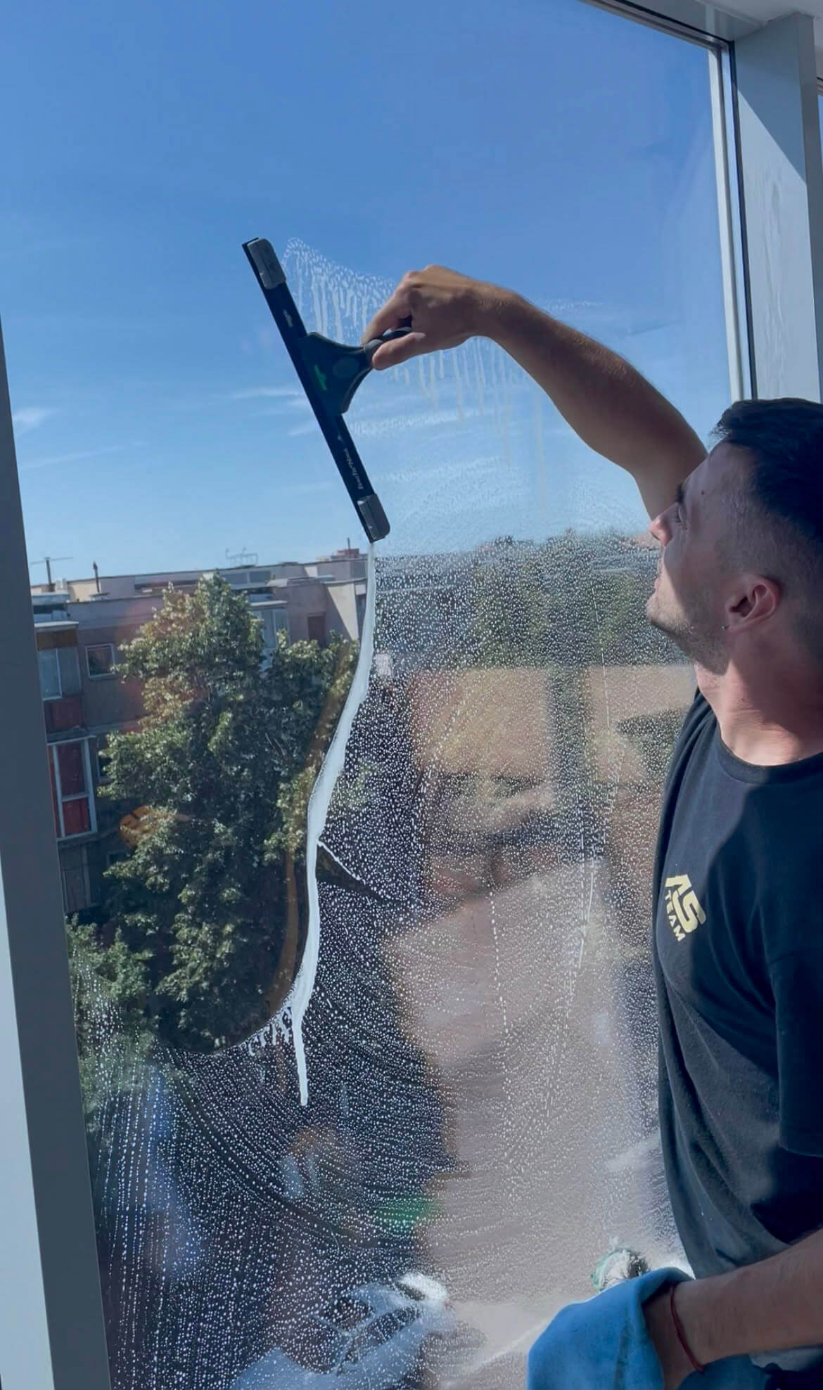 Firmă spălare geamuri Arad: cât de des ar trebui spălate